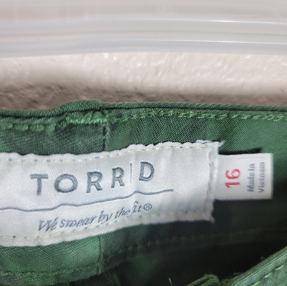 Torrid Green Camo Floral Stretch Fit Shorts DeminSz 16 - Picture 5 of 8